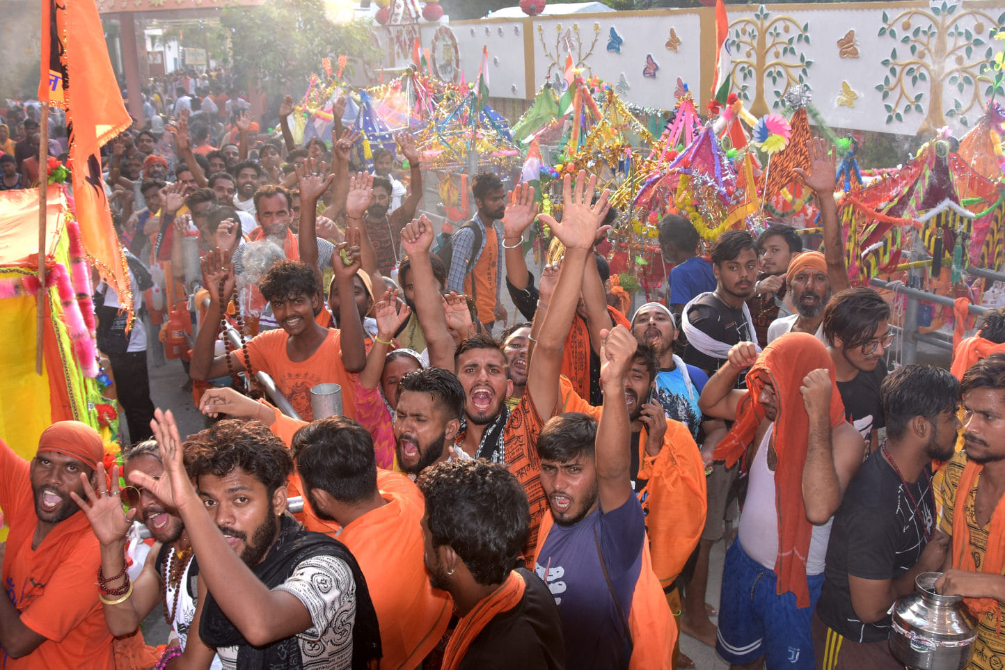 बागेश्वर महादेव मन्दिर में जलाभिषेक में जयघोष करते कांवडिये बागेश्वर महादेव मन्दिर में जलाभिषेक में जयघोष करते कांवडिये