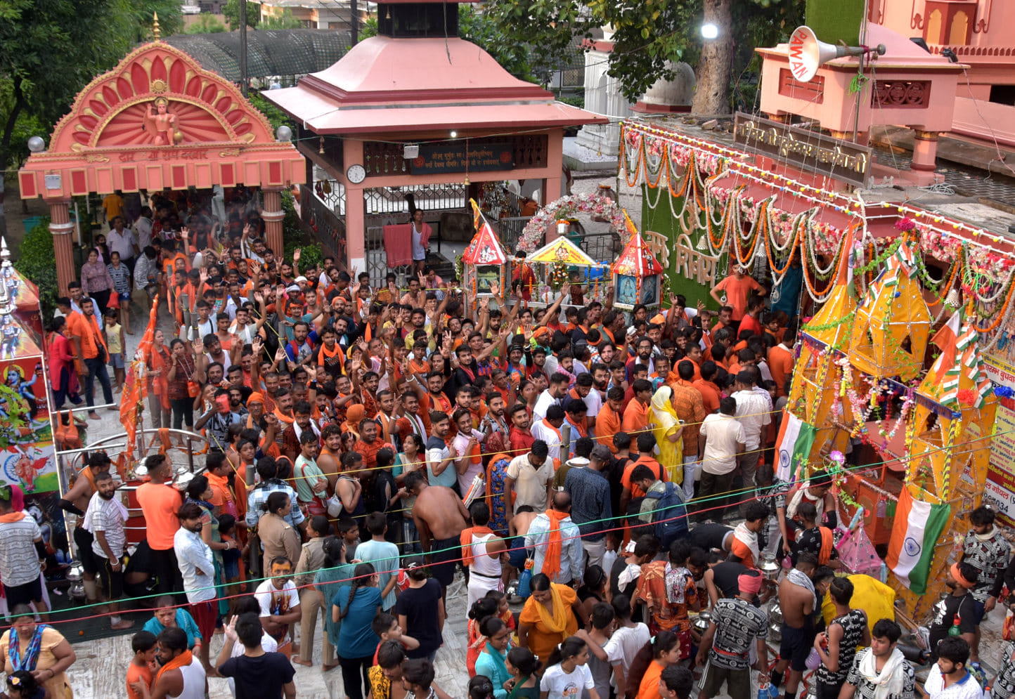 भूतेश्वर महादेव मन्दिर में जलाभिषेक के लिये उमड़ी कांवडिये की भीड़ भूतेश्वर महादेव मन्दिर में जलाभिषेक के लिये उमड़ी कांवडिये की भीड़
