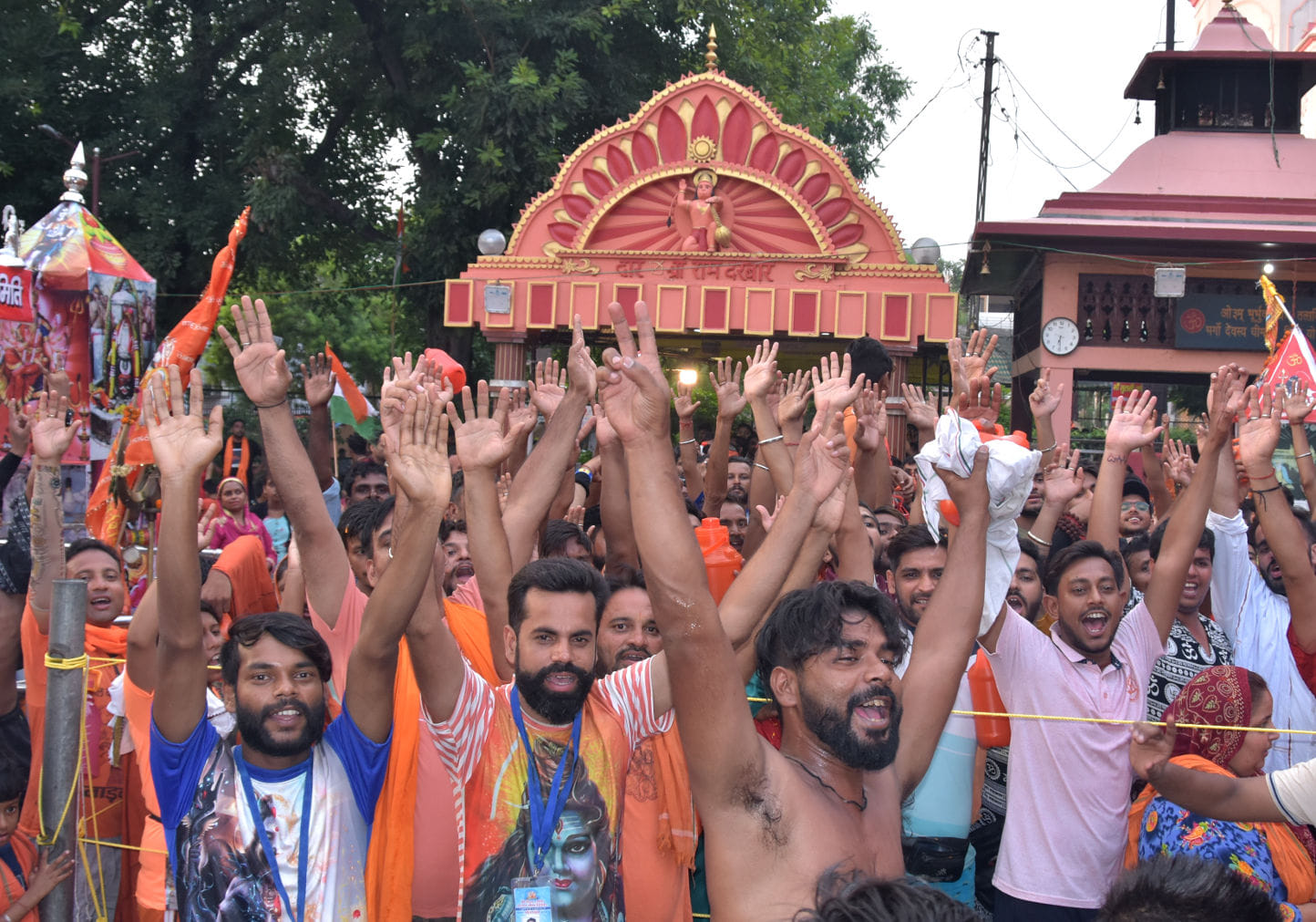 भूतेश्वर महादेव मन्दिर में जलाभिषेक में लगे जयघोष करते कांवडिये भूतेश्वर महादेव मन्दिर में जलाभिषेक में लगे जयघोष करते कांवडिये