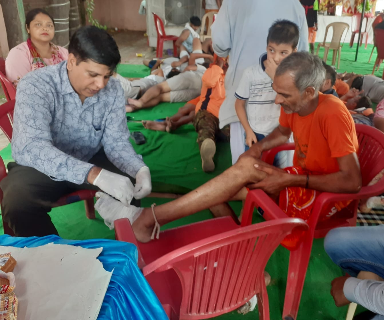 बड़ौत में कावड़ियों के लिए लगाए गए चिकित्सा कैंप में शिव भक्तों को पट्टी बांधते नगर स्वास्थ्य अध? बड़ौत में कावड़ियों के लिए लगाए गए चिकित्सा कैंप में शिव भक्तों को पट्टी बांधते नगर स्वास्थ्य अध?