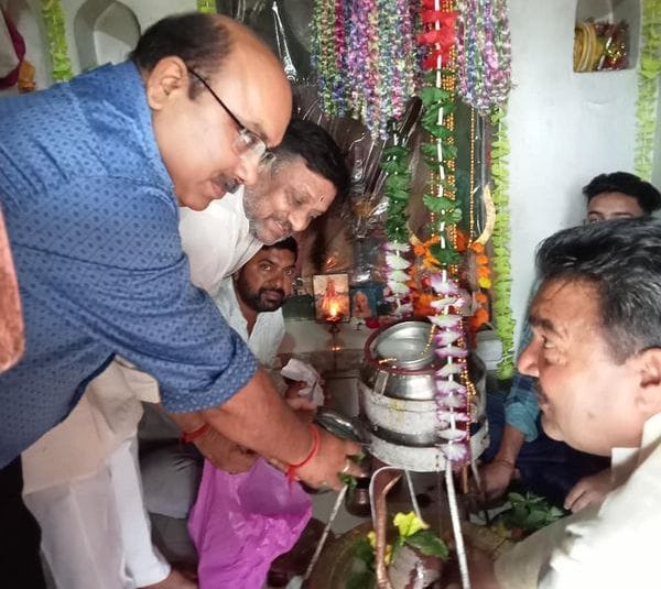 गंगोह के प्राचीन शिव मंदिर में जलाभिषेक करते एसडीएम गंगोह के प्राचीन शिव मंदिर में जलाभिषेक करते एसडीएम