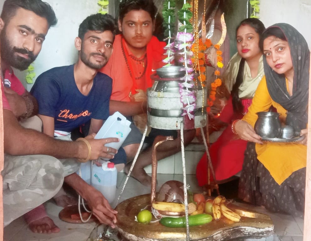 गंगोह में जलाभिषेक करते श्रद्वालु गंगोह में जलाभिषेक करते श्रद्वालु