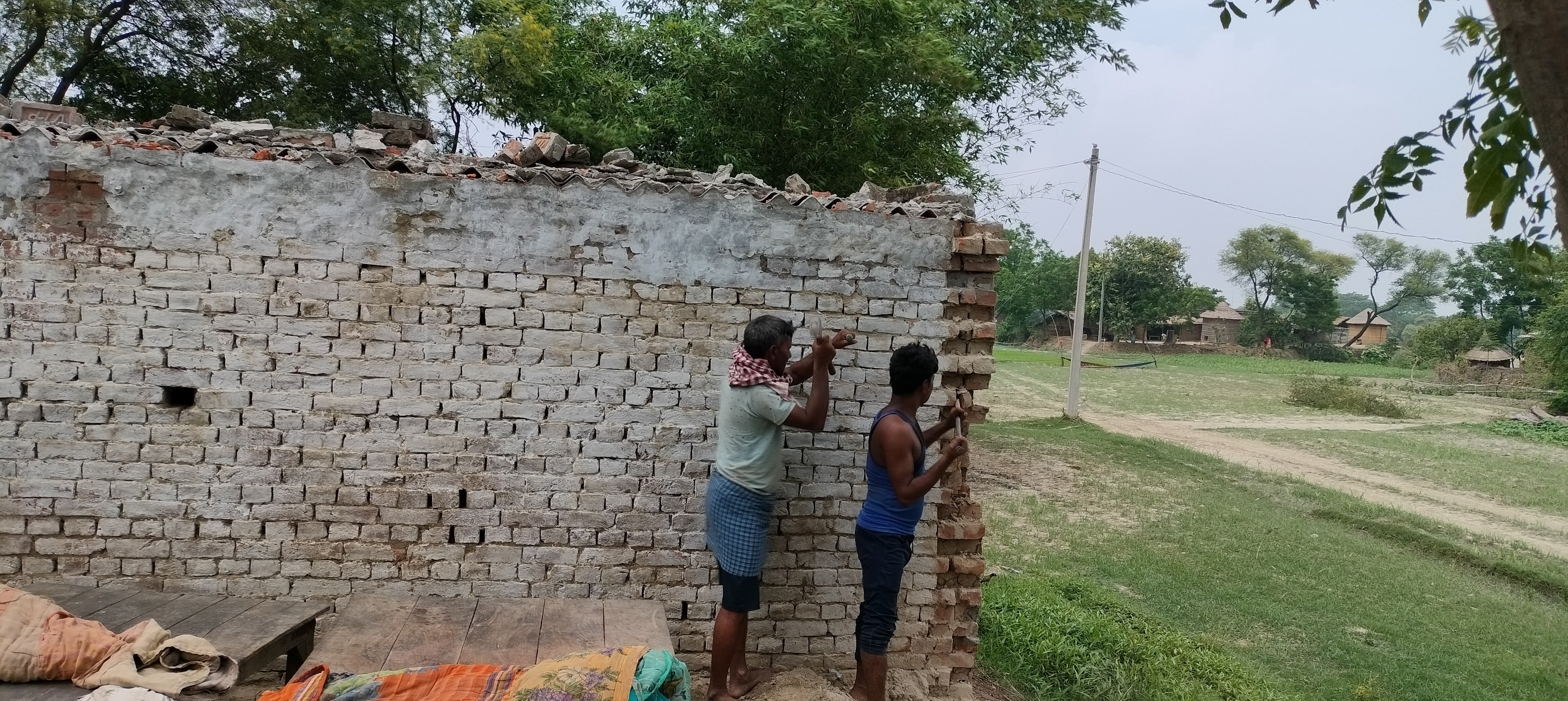 गोपालनगर टाड़ी के समीप हो रहे कटान के चलते अपना आशियाना अपने हाथों उजाड़ते ग्रामीण। गोपालनगर टाड़ी के समीप हो रहे कटान के चलते अपना आशियाना अपने हाथों उजाड़ते ग्रामीण।