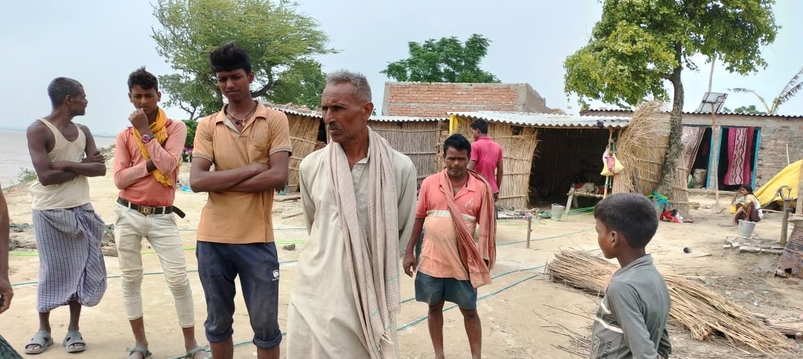 गोपालनगर टाड़ी स्थित लोगों के घर के समीप बह रही सरयू नदी तथा खड़े ग्रामीण। गोपालनगर टाड़ी स्थित लोगों के घर के समीप बह रही सरयू नदी तथा खड़े ग्रामीण।