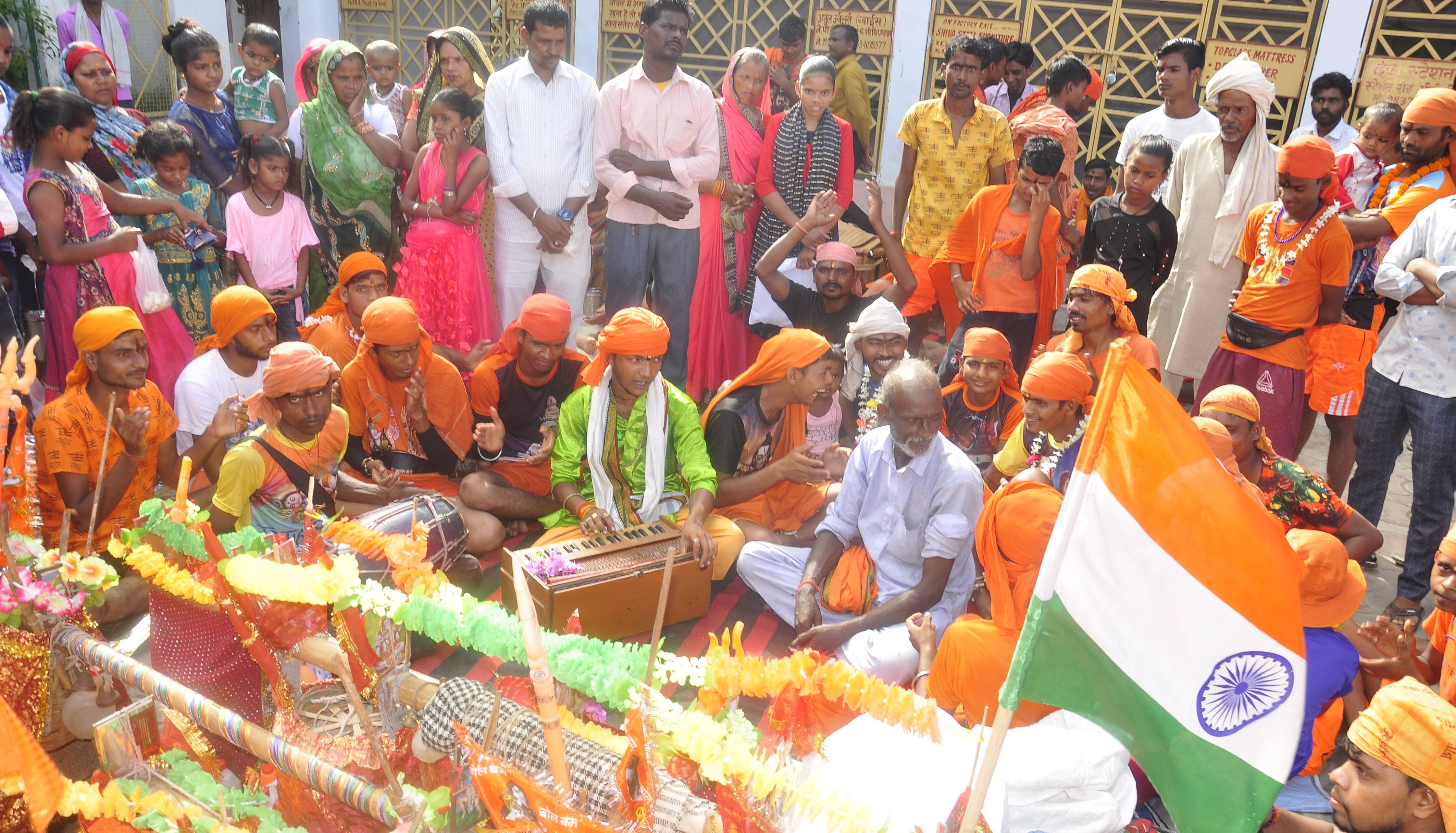 गौरीशंकर मंदिर परिसर में भजन-कीर्तन करता कावड़ियों का जत्था। संवाद गौरीशंकर मंदिर परिसर में भजन-कीर्तन करता कावड़ियों का जत्था। संवाद