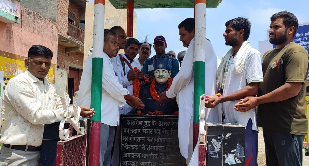जौहड़ी गांव में बलिदानी यशवीर तोमर को श्रद्धांजलि देते लोग। जौहड़ी गांव में बलिदानी यशवीर तोमर को श्रद्धांजलि देते लोग।