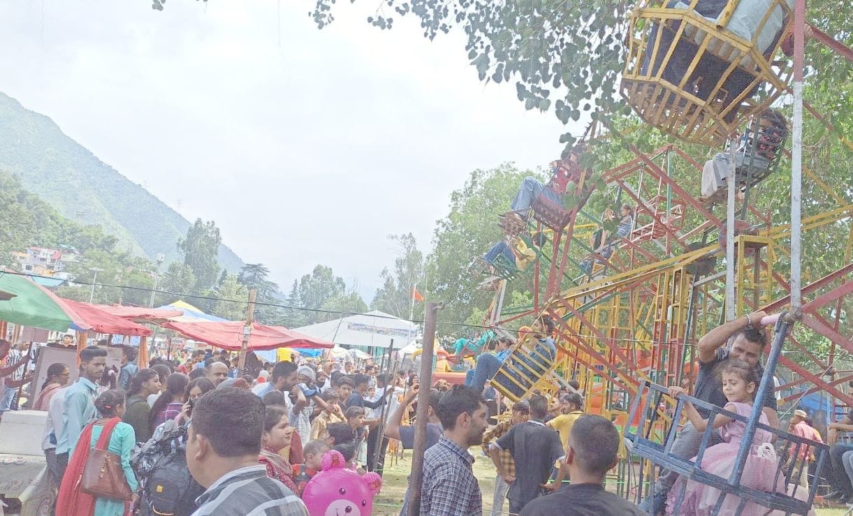 मिंजर मेले के दौरान झूलना झूलते लोग और लगी भीड़।।संवाद