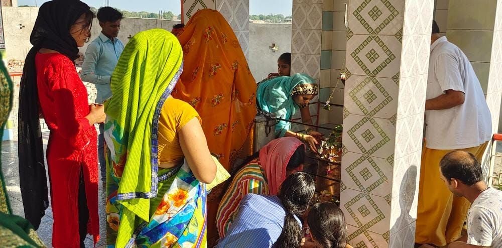 मंझनपुर के दुर्गा मंदिर में शिव भक्तों ने भोले नाथ का किया जलाभिषेक मंझनपुर के दुर्गा मंदिर में शिव भक्तों ने भोले नाथ का किया जलाभिषेक