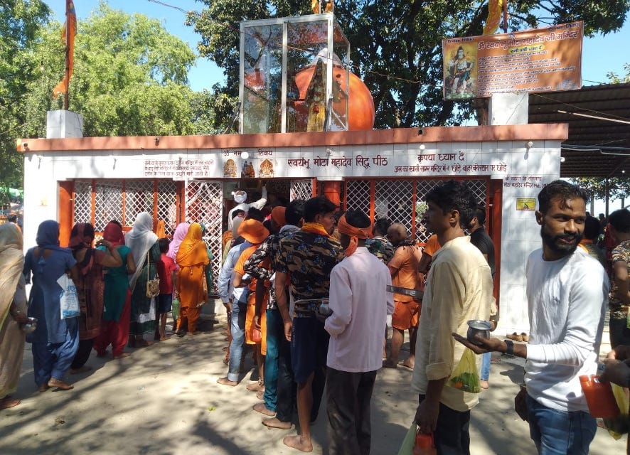नजीबाबाद के मोटा महादेव मंदिर पर जलाभिषेक के लिए लाइन में खड़े शिवभक्त। नजीबाबाद के मोटा महादेव मंदिर पर जलाभिषेक के लिए लाइन में खड़े शिवभक्त।