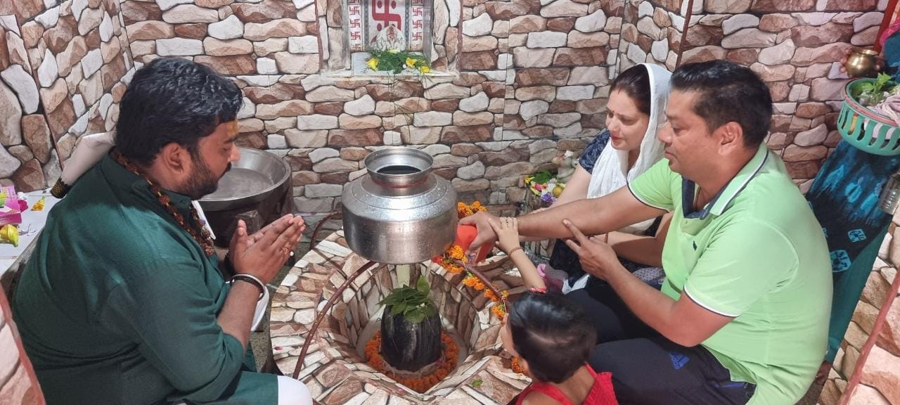 रामपुर मनिहारान की शिवपुरी कॉलोनी के शिव मंदिर में जलाभिषेक करते श्रद्धालु रामपुर मनिहारान की शिवपुरी कॉलोनी के शिव मंदिर में जलाभिषेक करते श्रद्धालु