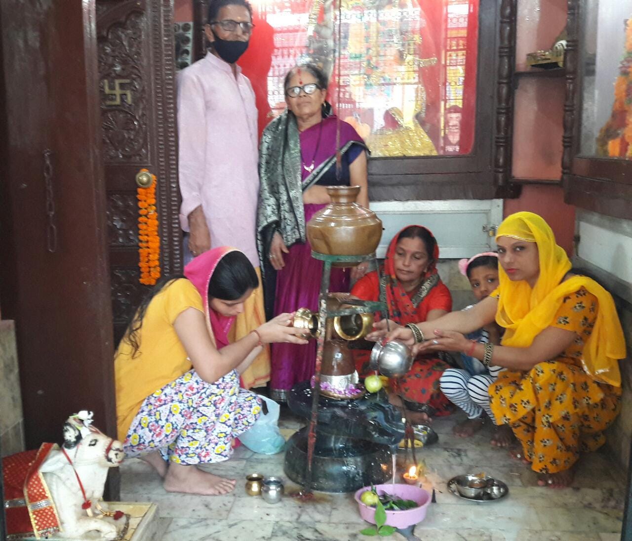 रामपुर मनिहारान में भगवान भोलेनाथ का अभिषेक करते श्रद्वालु रामपुर मनिहारान में भगवान भोलेनाथ का अभिषेक करते श्रद्वालु
