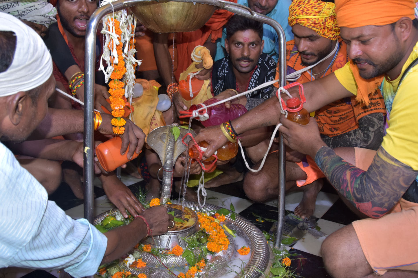 शिव रात्रि पर बागेश्वर महादेव मन्दिर में जलाभिषेक करते कांवडिये