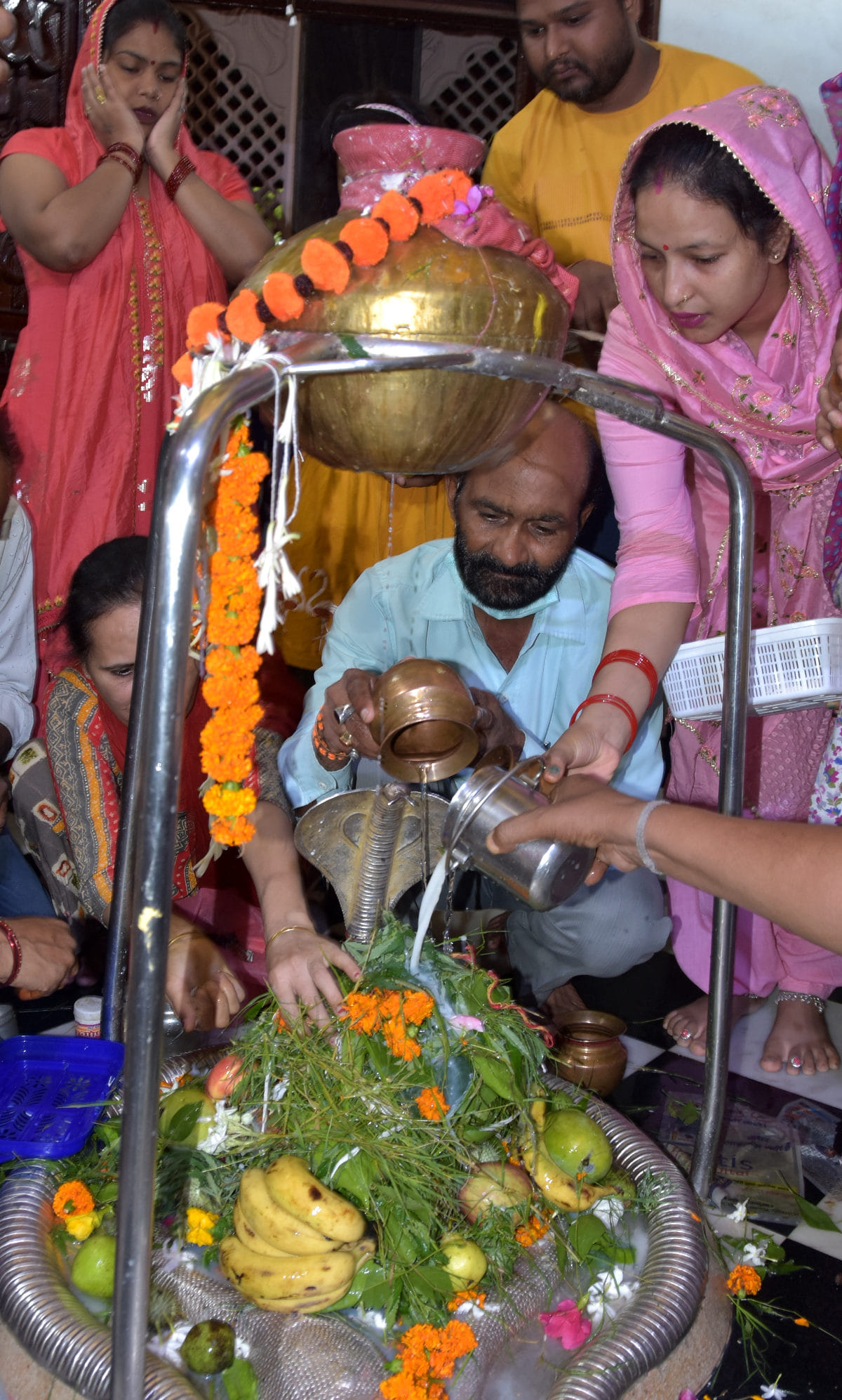शिव रात्रि पर बागेश्वर महादेव मन्दिर में जलाभिषेक करते शिव भक्त