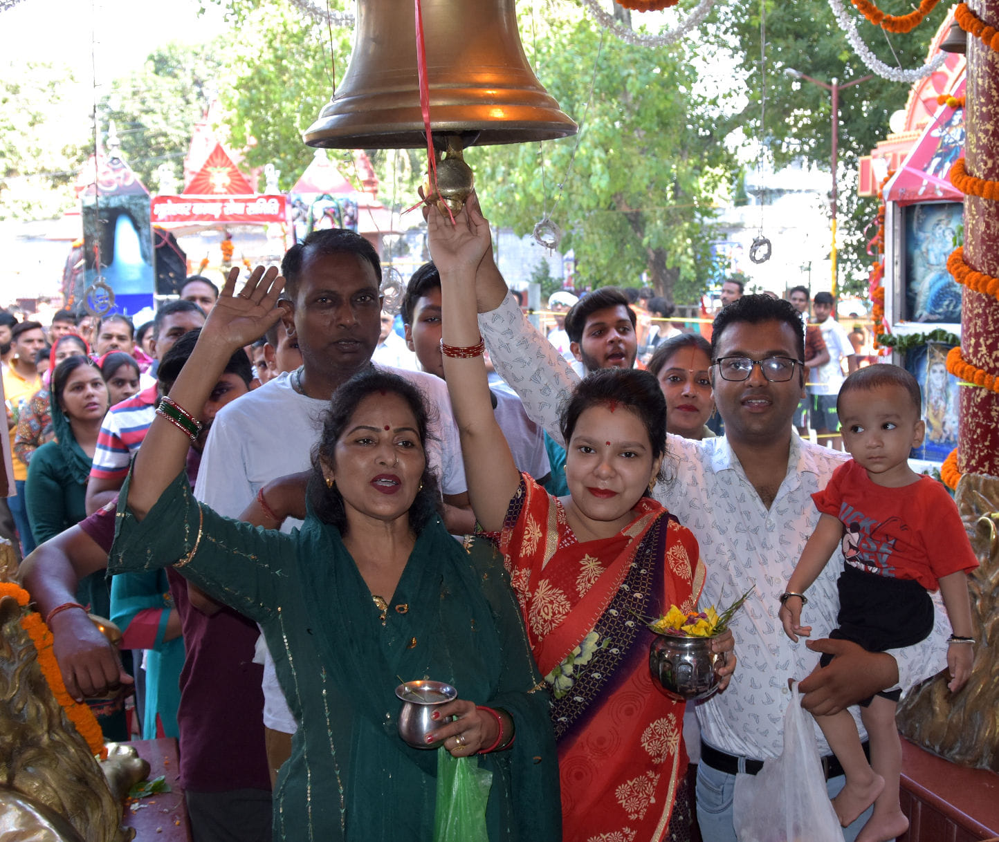 शिव रात्रि पर भूतेश्वर महादेव मन्दिर में जलाभिषेक के लिये शिव भक्तो की लगी लाइन