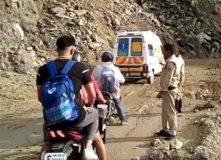टनकपुर-पिथौरागढ़ राष्ट्रीय राजमार्ग पर मलबा आने से स्वांला के पास एक घंटे तक फंसी एंबुलेंस। संव?
