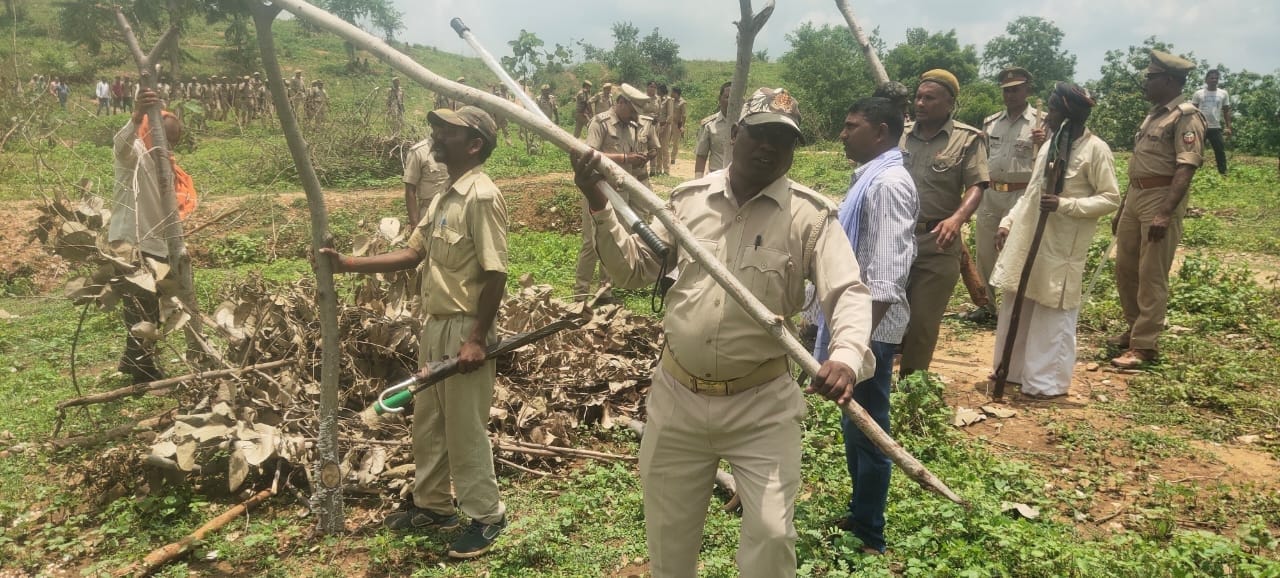 दुद्धी वन क्षेत्र के कादल व दुमहान गांव के जंगलों में झुग्गी झोपड़ी हटाने पहुंची वन विभाग की टीम? दुद्धी वन क्षेत्र के कादल व दुमहान गांव के जंगलों में झुग्गी झोपड़ी हटाने पहुंची वन विभाग की टीम?