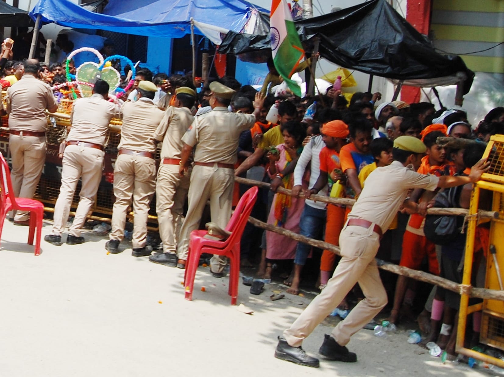 बागपत के पुरा महादेव मंदिर में जलाभिषेक के दौरान की गई बैरिकेडिंग संभालते पुलिसकर्मी। बागपत के पुरा महादेव मंदिर में जलाभिषेक के दौरान की गई बैरिकेडिंग संभालते पुलिसकर्मी।