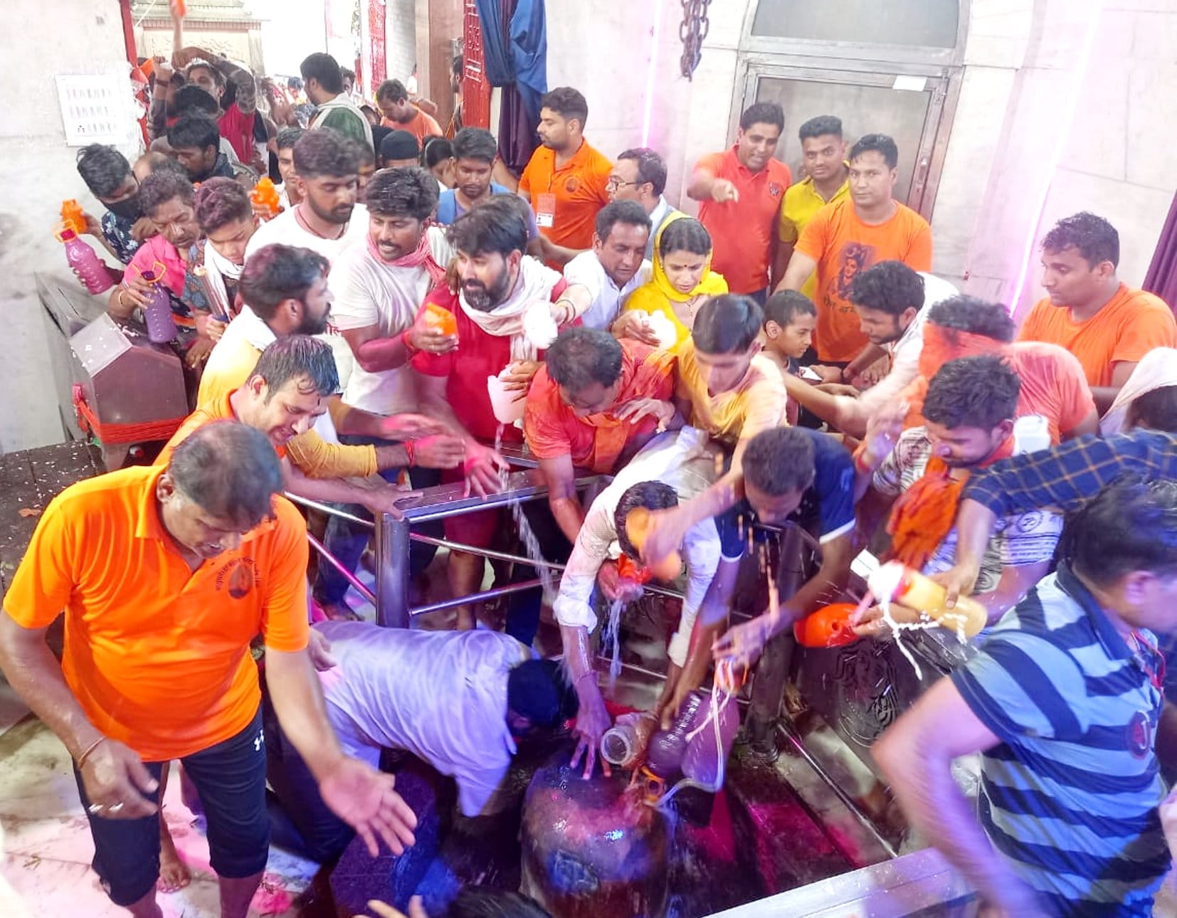 बागपत के पुरा महादेव मंदिर में शिवरात्री के पर्व पर भगवान आशुतोष को चतुर्दशी का जलाभिषेक करते का बागपत के पुरा महादेव मंदिर में शिवरात्री के पर्व पर भगवान आशुतोष को चतुर्दशी का जलाभिषेक करते का