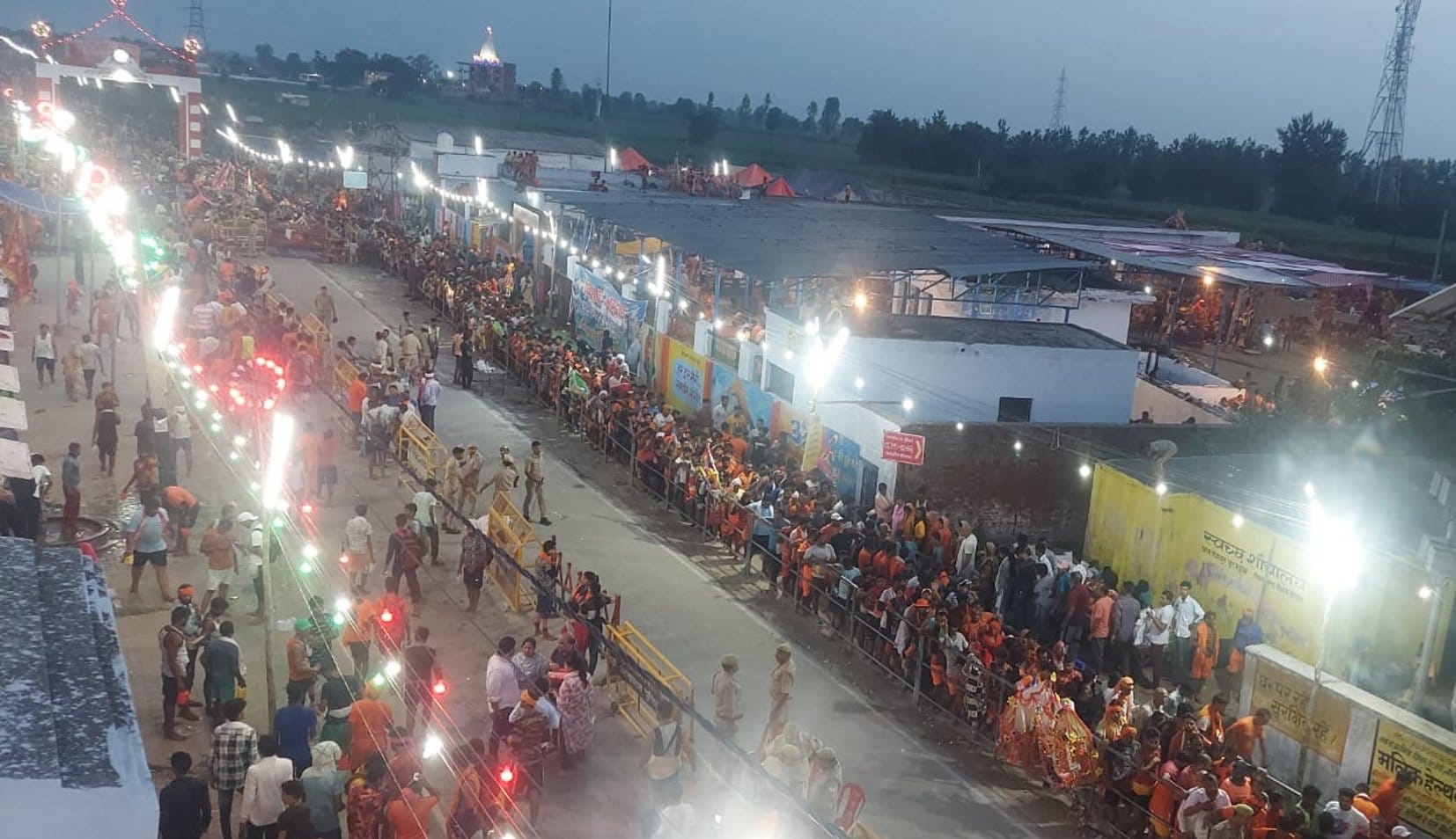 बागपत : रोशनी से जगमाता पुरा महादेव मंदिर और लगी कांवड़ियों की भीड़। बागपत : रोशनी से जगमाता पुरा महादेव मंदिर और लगी कांवड़ियों की भीड़।