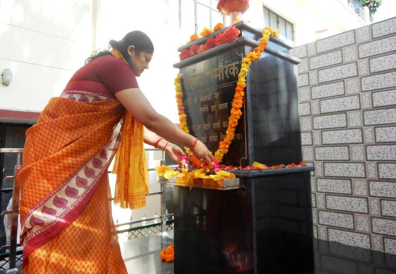 बागेश्वर में शौर्य दिवस पर शहीद स्मारक पर शहीदों को श्रद्धांजलि देतीं जिपं अध्यक्ष बसंती देव। स? बागेश्वर में शौर्य दिवस पर शहीद स्मारक पर शहीदों को श्रद्धांजलि देतीं जिपं अध्यक्ष बसंती देव। स?