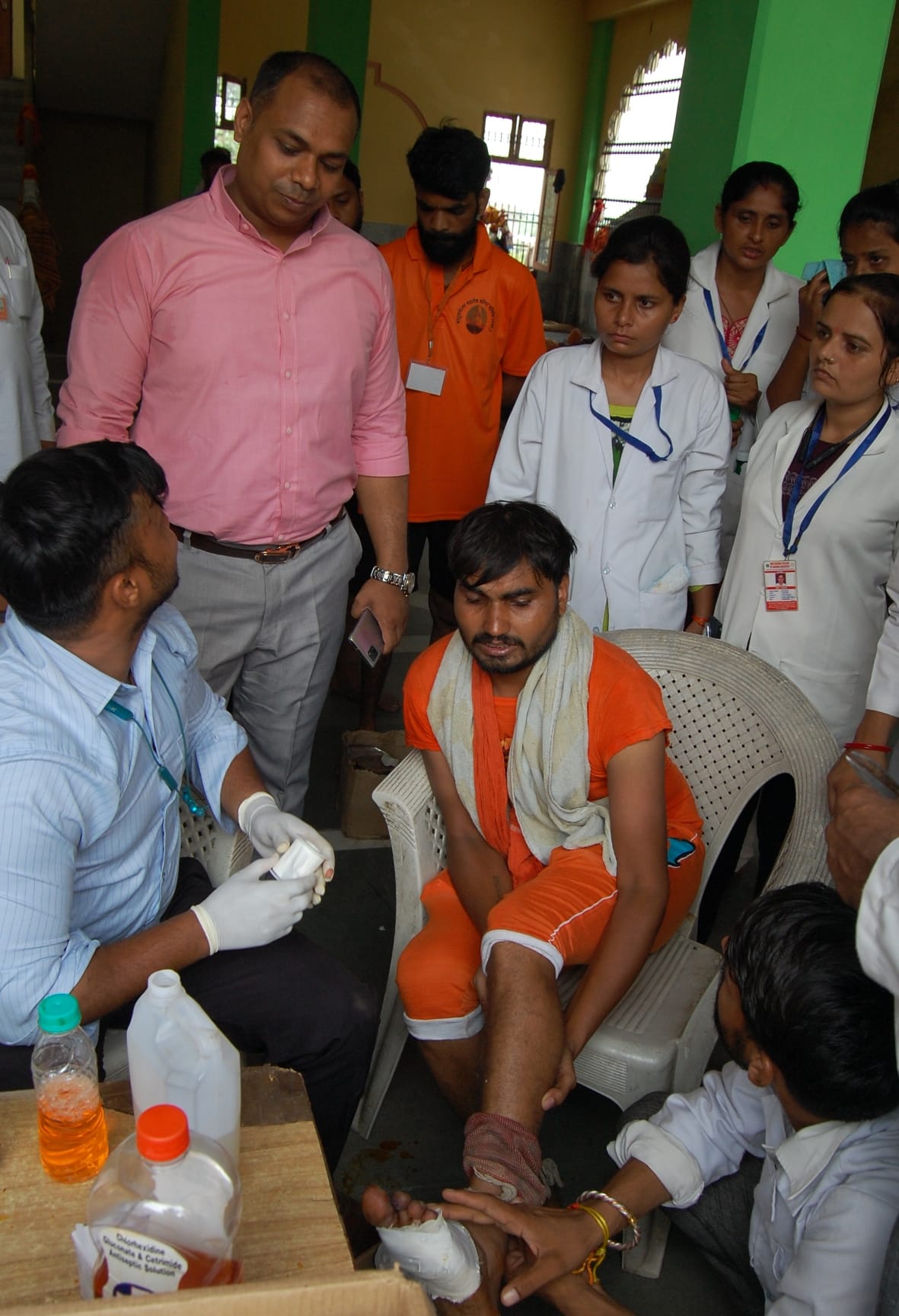 घायल कावड़िये को देखने पहुंचे डीएम राजकमल यादव घायल कावड़िये को देखने पहुंचे डीएम राजकमल यादव