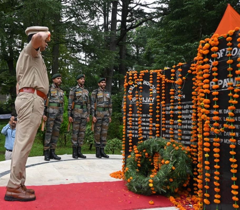 कारगिल विजय दिवस की 23वीं वर्षगांठ पर अल्मोड़ा में शहीदों को सलामी देते एसएसपी प्रदीप कुमार राय स? कारगिल विजय दिवस की 23वीं वर्षगांठ पर अल्मोड़ा में शहीदों को सलामी देते एसएसपी प्रदीप कुमार राय स?