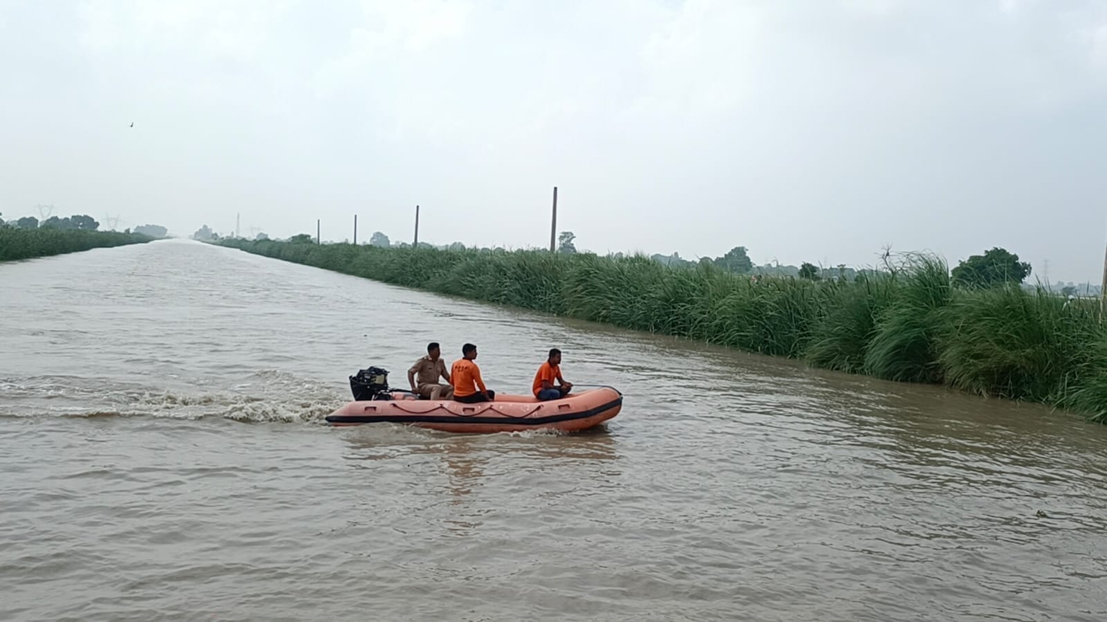 निचली गंग नहर में सौम्या की तलाश करती एसडीआरएफ टीम व पुलिस। संवाद