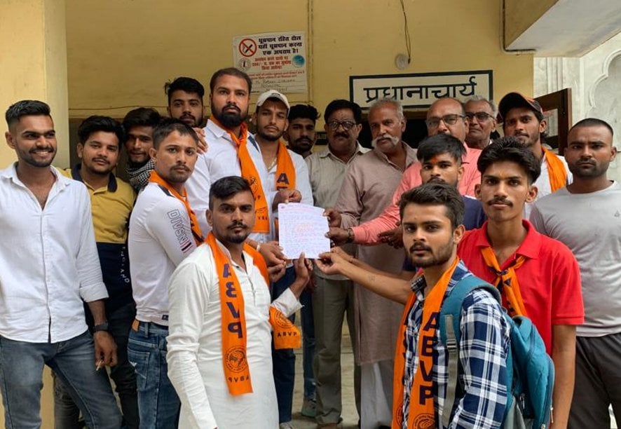नांगलसोती के आरबीएस इंटर कॉलेज में प्रधानाचार्य को ज्ञापन सौंपते एबीवीपी कार्यकर्ता।