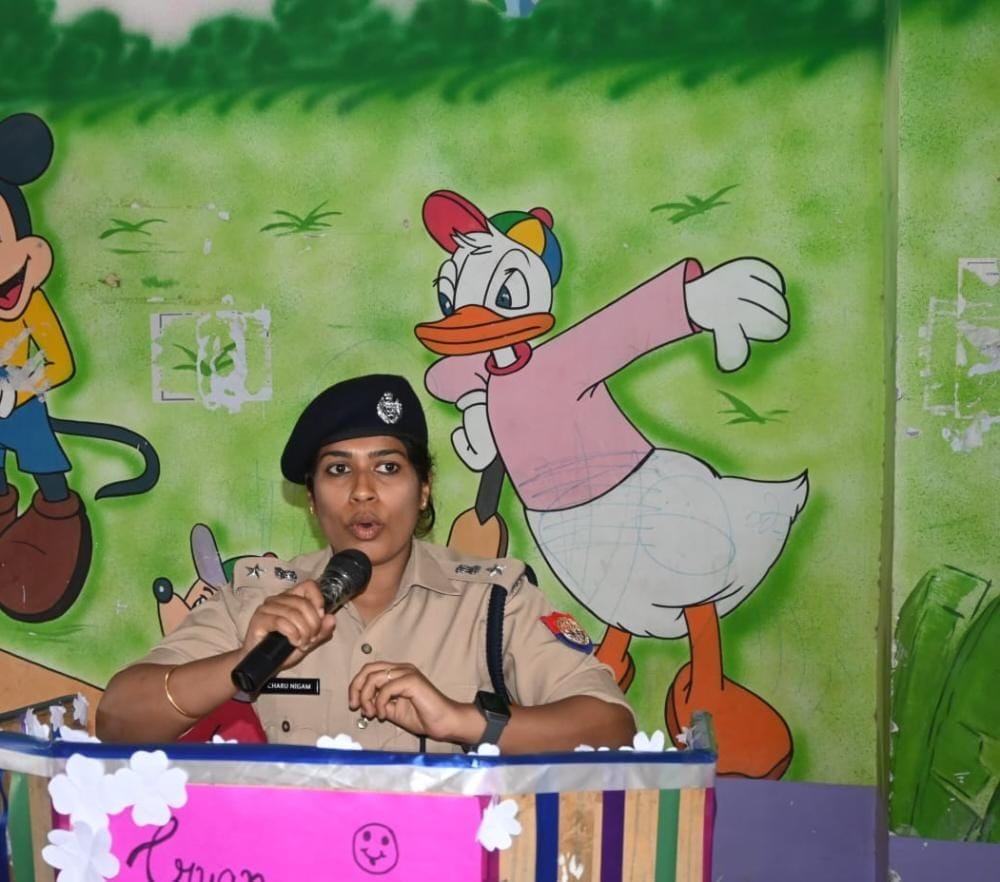 पुलिस की पाठशाला में छात्र-छात्राओं से संवाद करतीं एसपी चारू निगम। संवाद पुलिस की पाठशाला में छात्र-छात्राओं से संवाद करतीं एसपी चारू निगम। संवाद
