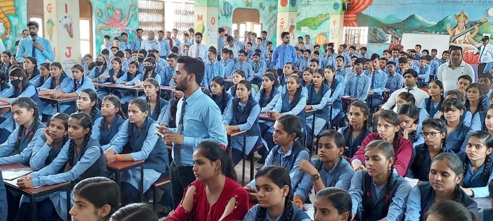 पुलिस की पाठशाला में मौजूद छात्र। संवाद पुलिस की पाठशाला में मौजूद छात्र। संवाद