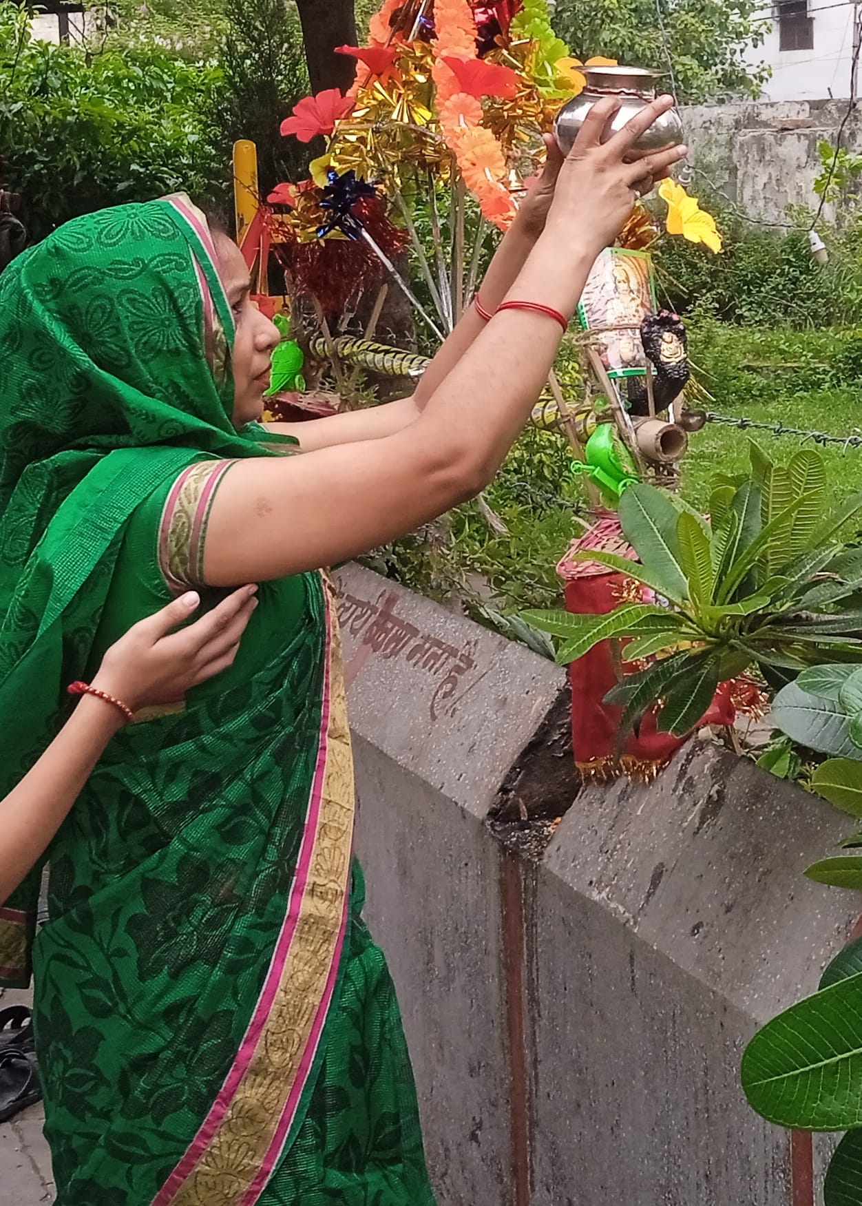 शामली के भाकूवाला मंदिर में पूजा-अर्चना करती महिला। शामली के भाकूवाला मंदिर में पूजा-अर्चना करती महिला।