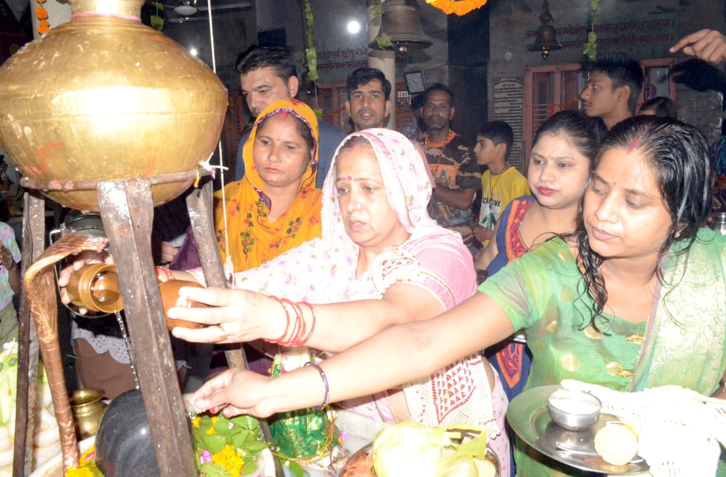 शामली के बलभद्र मंदिर में जलाभिषेक करती महिलाएं। शामली के बलभद्र मंदिर में जलाभिषेक करती महिलाएं।