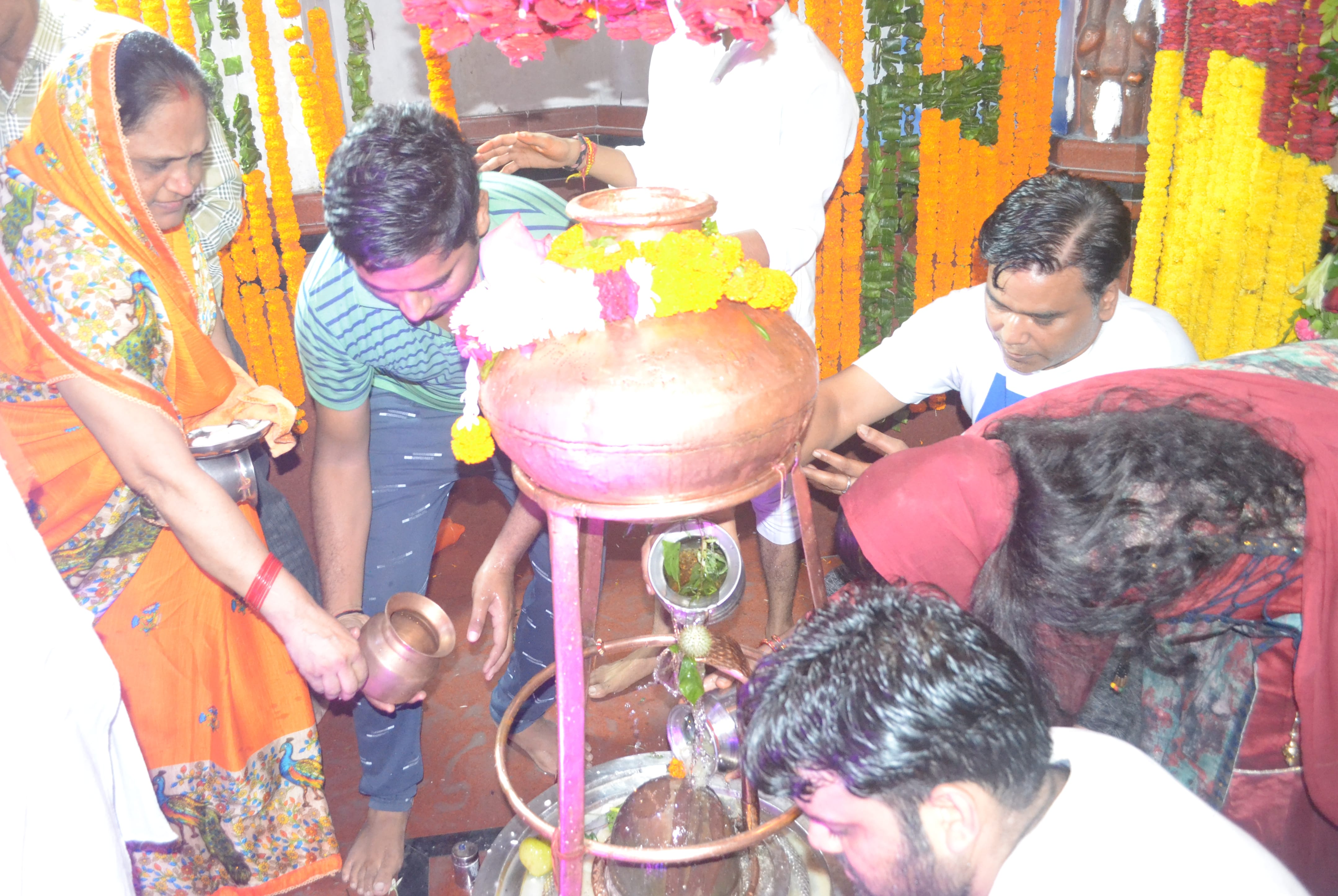 शामली के शिव मंदिर गुलजारी वाला में जलाभिषक करते श्रद्घालु। शामली के शिव मंदिर गुलजारी वाला में जलाभिषक करते श्रद्घालु।