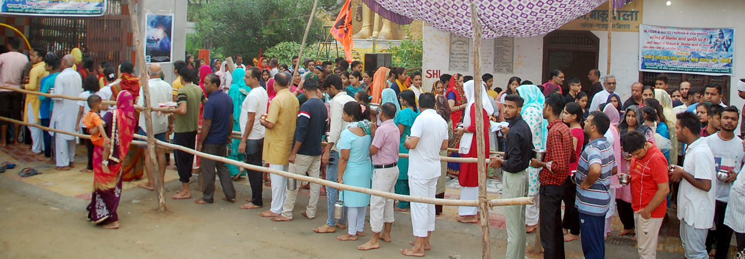 शामली में भाकू वाला मंदिर में जलाभिषेक करने के लिए श्रद्घालुओं की लगी लाइन। शामली में भाकू वाला मंदिर में जलाभिषेक करने के लिए श्रद्घालुओं की लगी लाइन।
