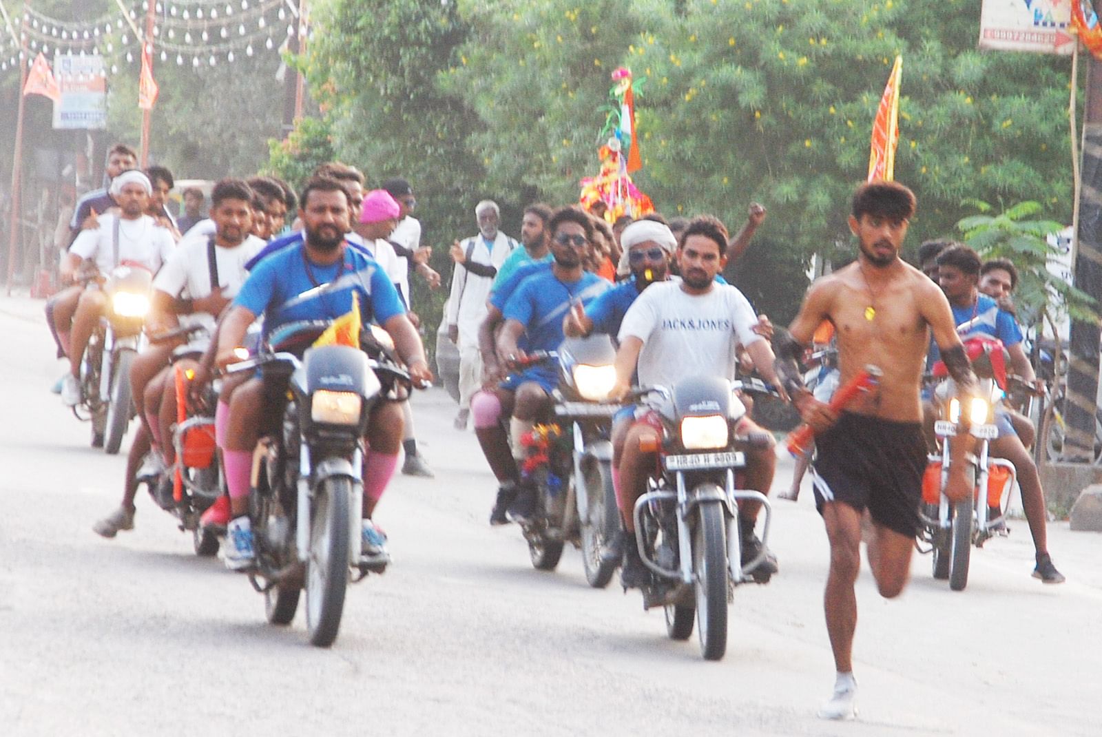शामली में गंगा जल लेकर दौड़ते डाक कांवड़िये।