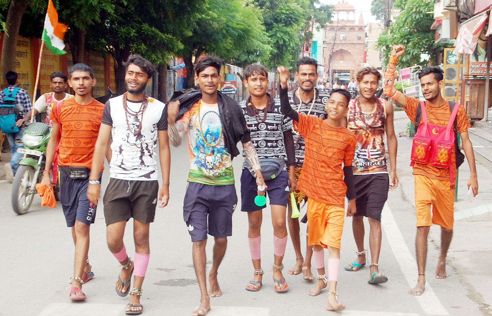 शामली में गंगाजल लेकर गुजरते शिवभक्त।