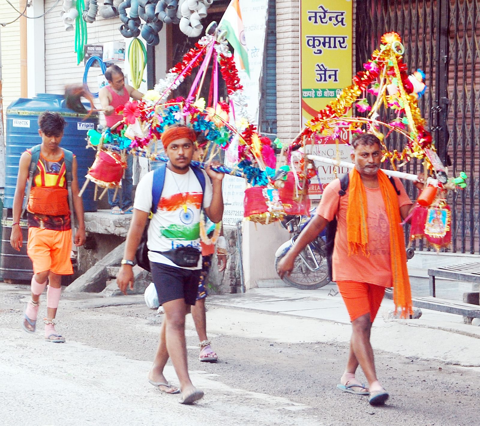 शामली में कांवड़ लेकर गुजरते शिवभक्त।