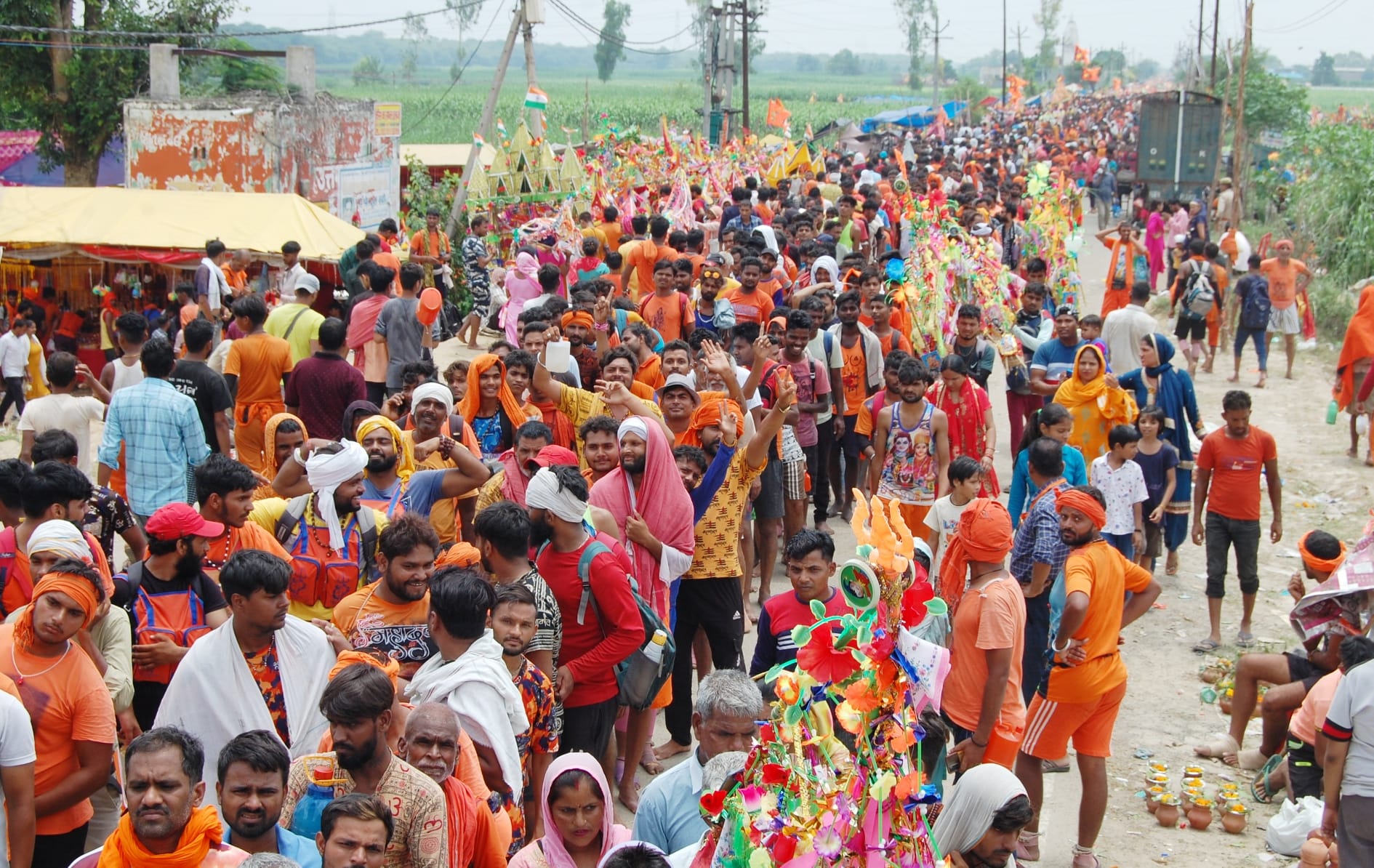 शिवभक्तों का उमड़ा सैलाब बागपत के पुरा महादेव मंदिर में भगवान आशुतोष का जलाभिषेक करने के लिए उमड? शिवभक्तों का उमड़ा सैलाब बागपत के पुरा महादेव मंदिर में भगवान आशुतोष का जलाभिषेक करने के लिए उमड?