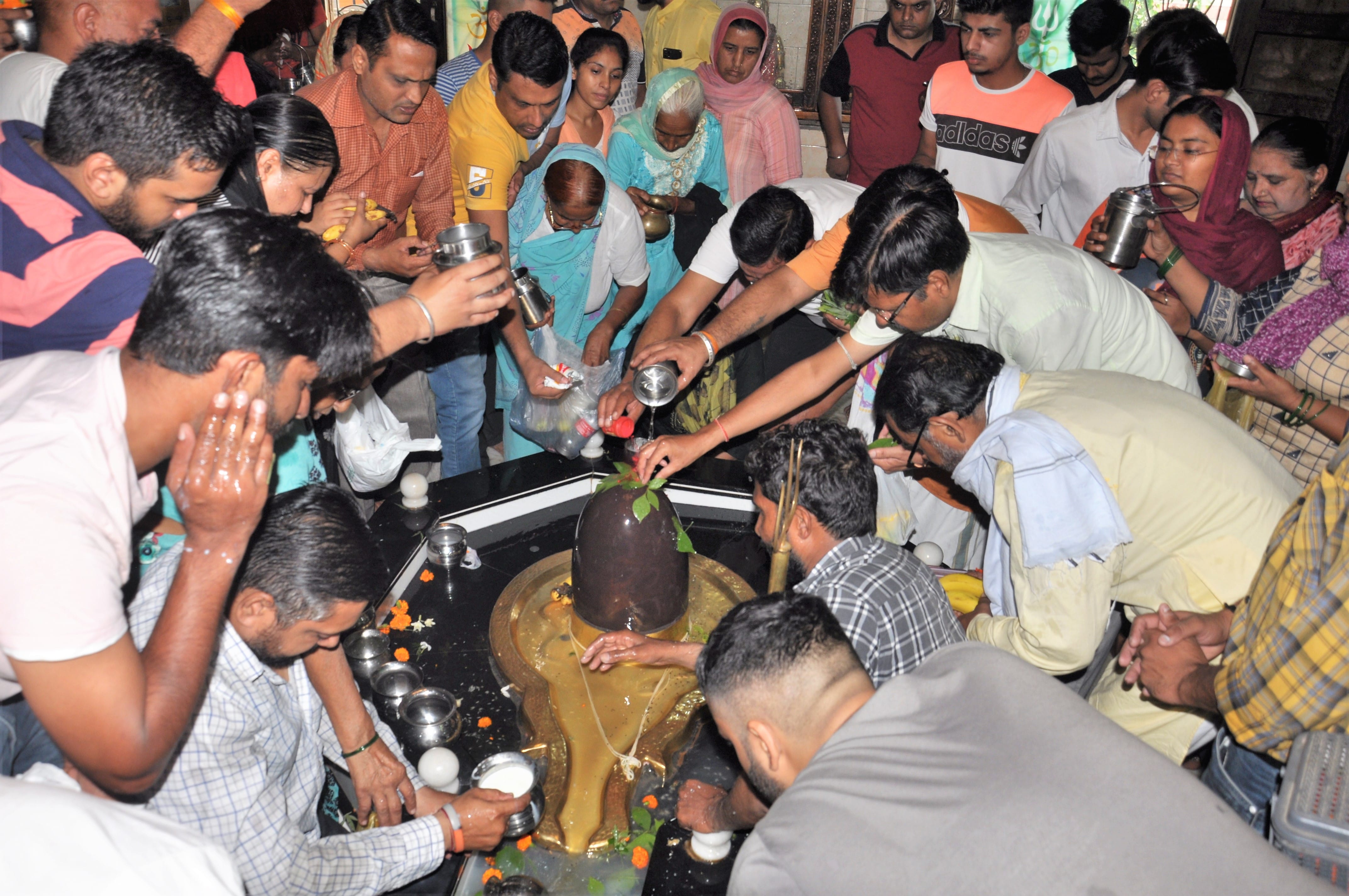 शिवरात्रि पर दुखभंजन मंदिर में पूजा अर्चना करते श्रद्धालु।  संवाद