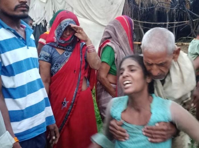 तिल्हापुर गांव में आकाशीय बिजली गिरने से मजदूर की मौत पर रोते बिलखते परिजन