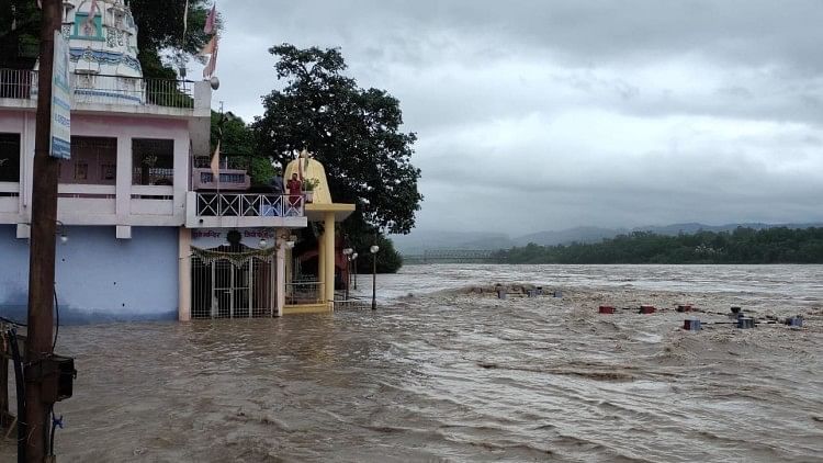 Jammu Kashmir: प्रदेशभर में बारिश जारी, NH ठप, अमरनाथ यात्रा रुकी, चिनाब खतरे के निशान से ऊपर