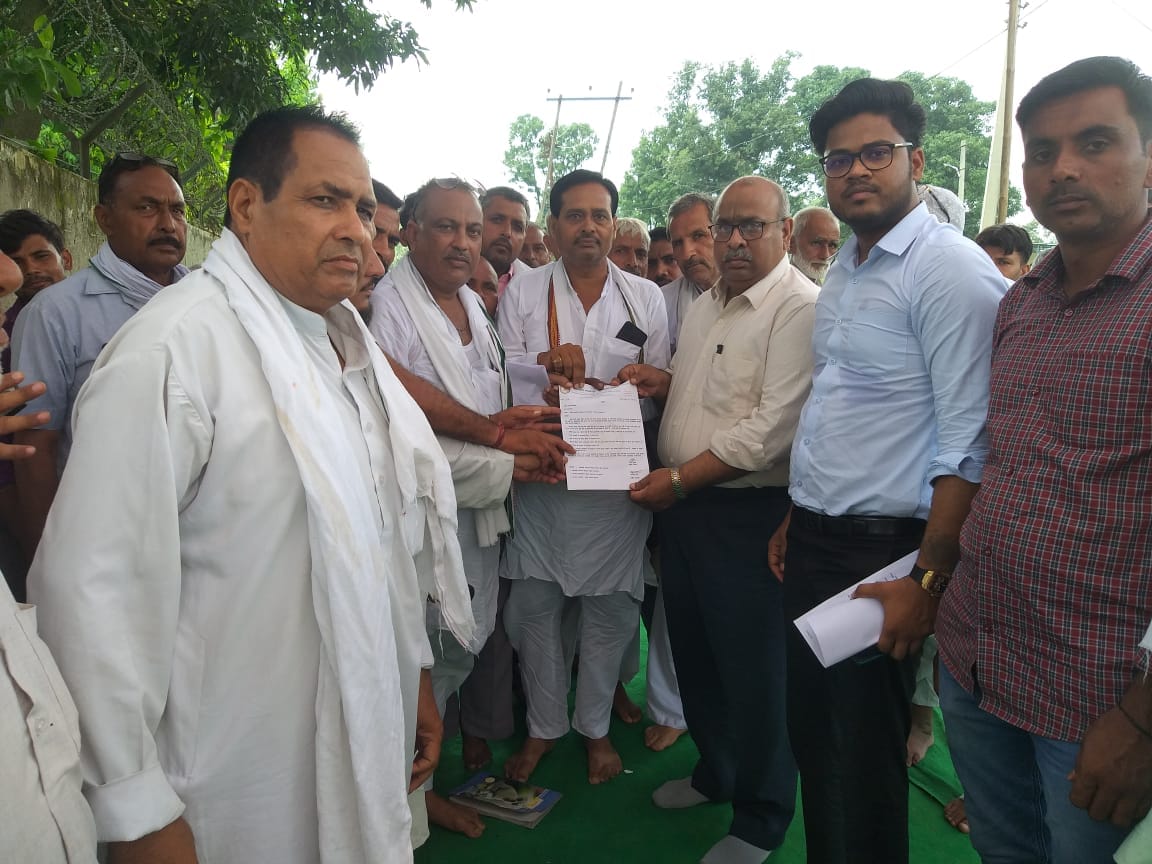 अधिशासी अभियंता को ज्ञापन देते किसान मजदूर यूनियन लठैत के पदाधिकारी अधिशासी अभियंता को ज्ञापन देते किसान मजदूर यूनियन लठैत के पदाधिकारी