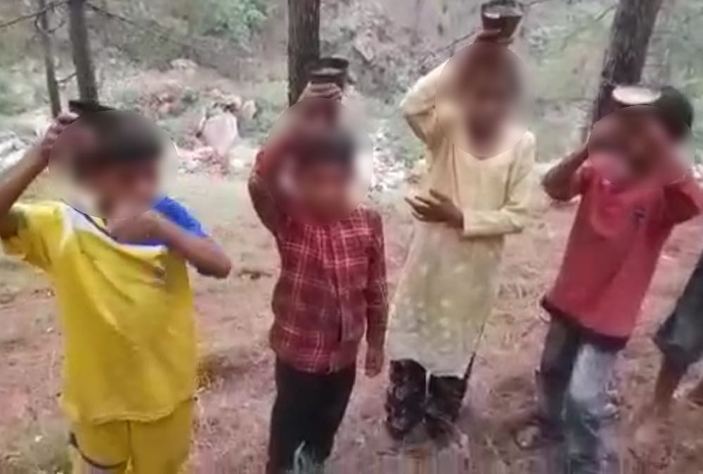 Uttarakhand News: Nepali Labourers Sprinkle Lisa On Five Children -  असंवेदनशीलता: नेपाली मजदूरों ने पांच बच्चों पर उड़ेला लीसा, रोते रहे बच्चे,  चार लोगों के खिलाफ मुकदमा ...