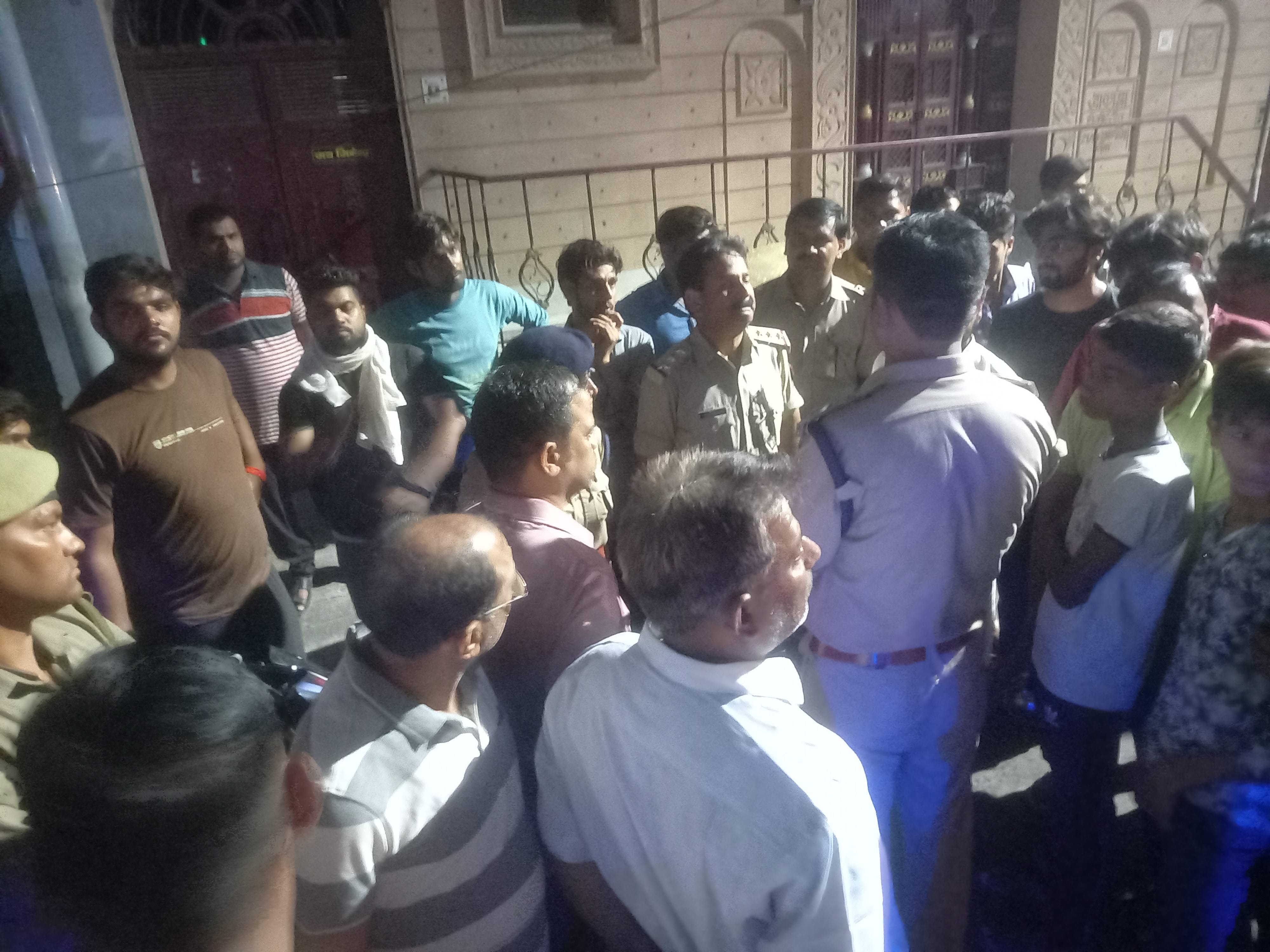 बागपत : मृतकों के परिजनों से जानकारी लेते सीओ।