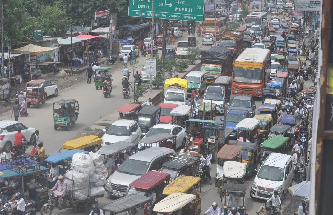 बृहस्पतिवार को अधिवक्ताओं के प्रदर्शन के बाद दिल्ली रोड पर लगा भीषण जाम। शोभित त्यागी बृहस्पतिवार को अधिवक्ताओं के प्रदर्शन के बाद दिल्ली रोड पर लगा भीषण जाम। शोभित त्यागी
