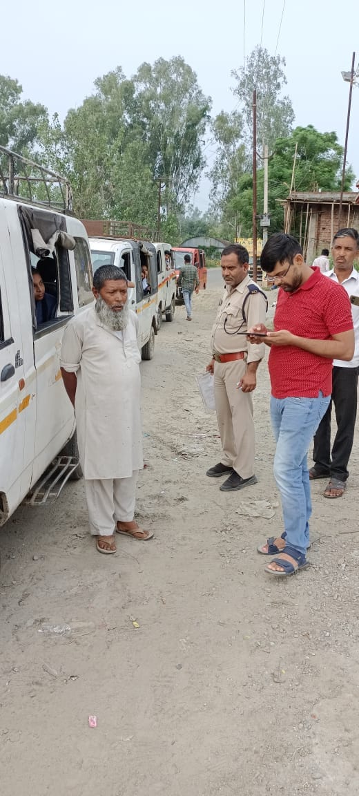 बिजनौर में स्कूली वाहनों की चैकिंग करते एआरटीओ गोरी शंकर।