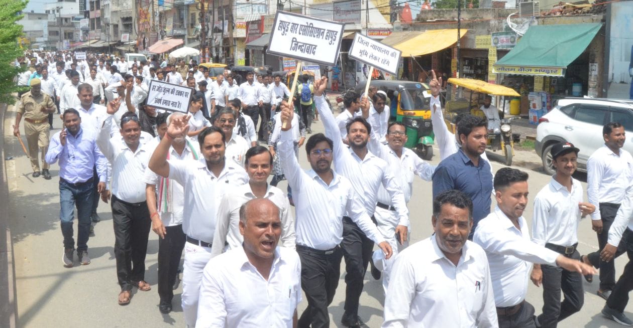 गढ़ रोड पर एसडीएम ऑफिस में तालाबंदी करने जाते अधिवक्ता। संवाद गढ़ रोड पर एसडीएम ऑफिस में तालाबंदी करने जाते अधिवक्ता। संवाद