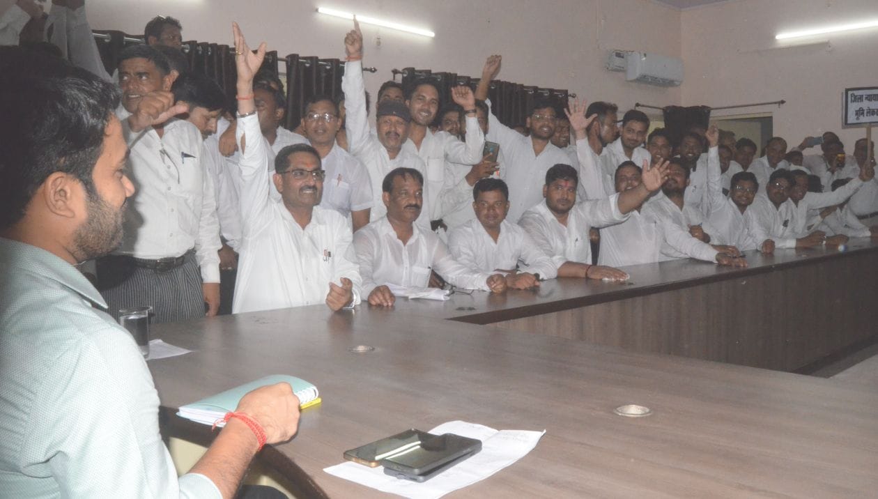 गढ़ रोड पर एसडीएम ऑफिस स्थित सभागार में नारेबाजी करते अधिवक्ता। संवाद गढ़ रोड पर एसडीएम ऑफिस स्थित सभागार में नारेबाजी करते अधिवक्ता। संवाद