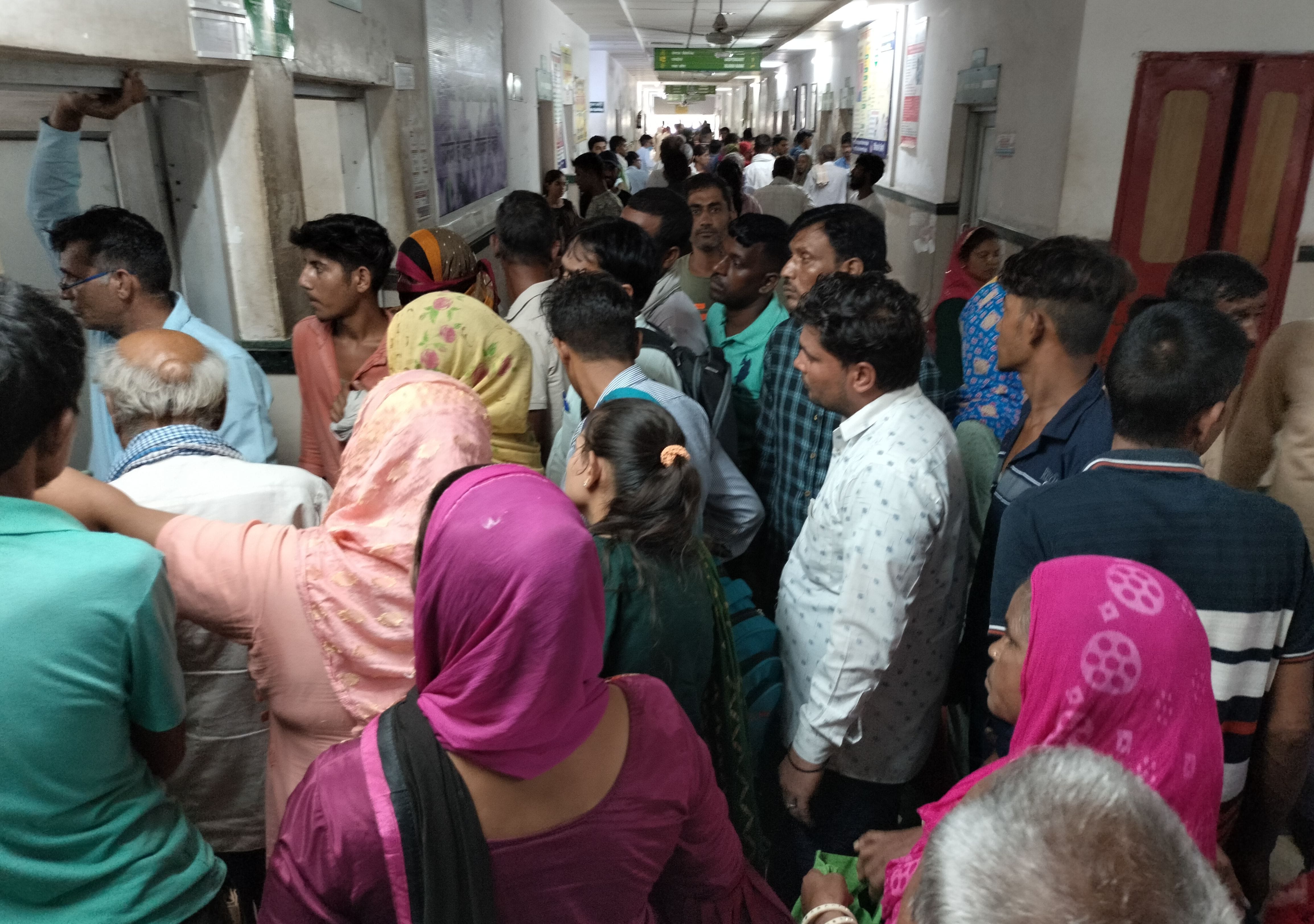 नागरिक अस्पताल में फिजिशियन ओपीडी के बाहर लगी मरीजों की भीड़।