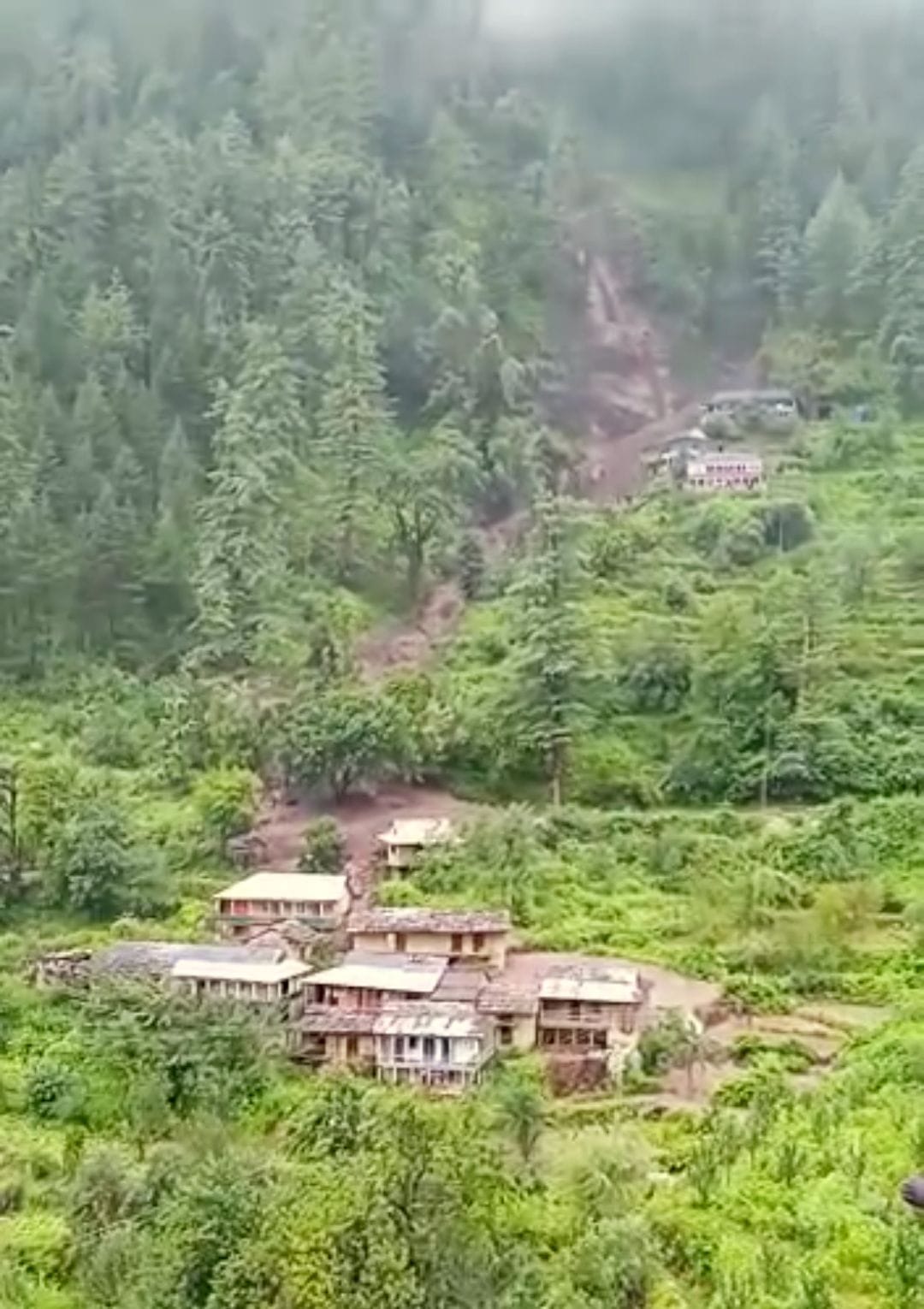 निरमंड के बागा सराहन पंचायत के चनाईगाड गांव के साथ बादल फटने के बाद का दृश्य। संवाद निरमंड के बागा सराहन पंचायत के चनाईगाड गांव के साथ बादल फटने के बाद का दृश्य। संवाद